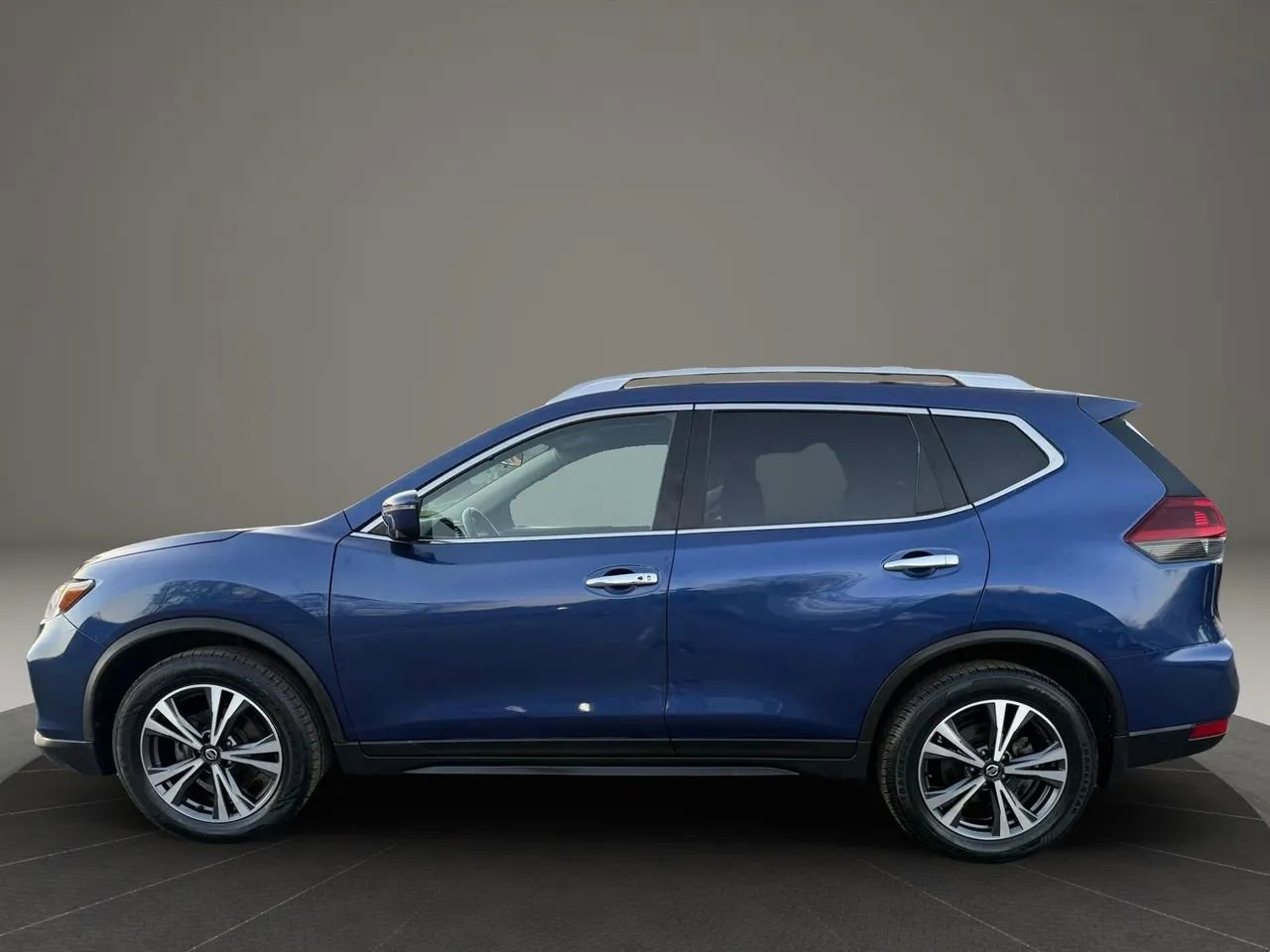 Used 2019 Nissan Rogue SV w/ Premium Package FWD image 4