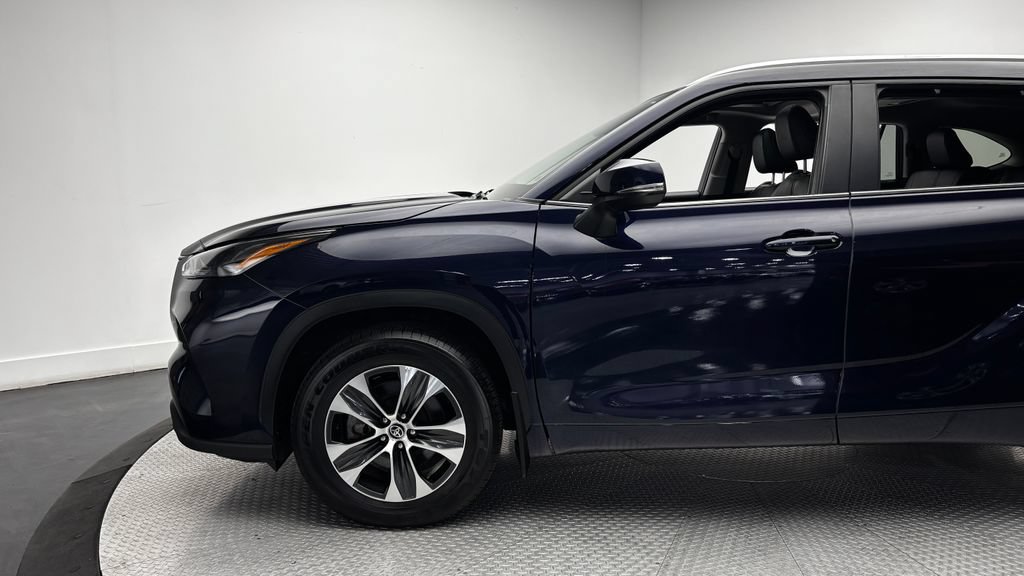 Used 2025 Toyota Highlander XLE AWD/4WD image 5