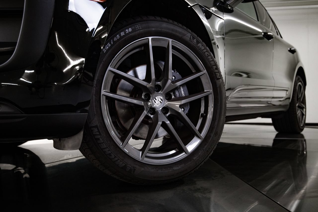 Certified 2023 Porsche Macan Turbo AWD/4WD image 12