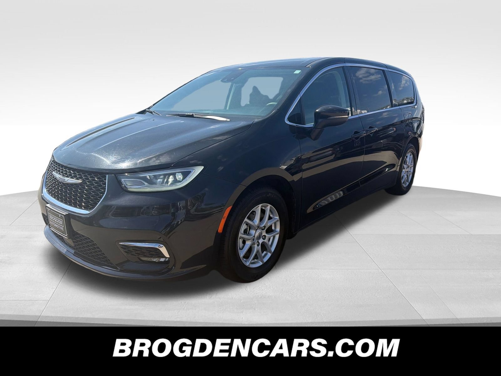 Used 2023 Chrysler Pacifica Touring-L FWD image 4