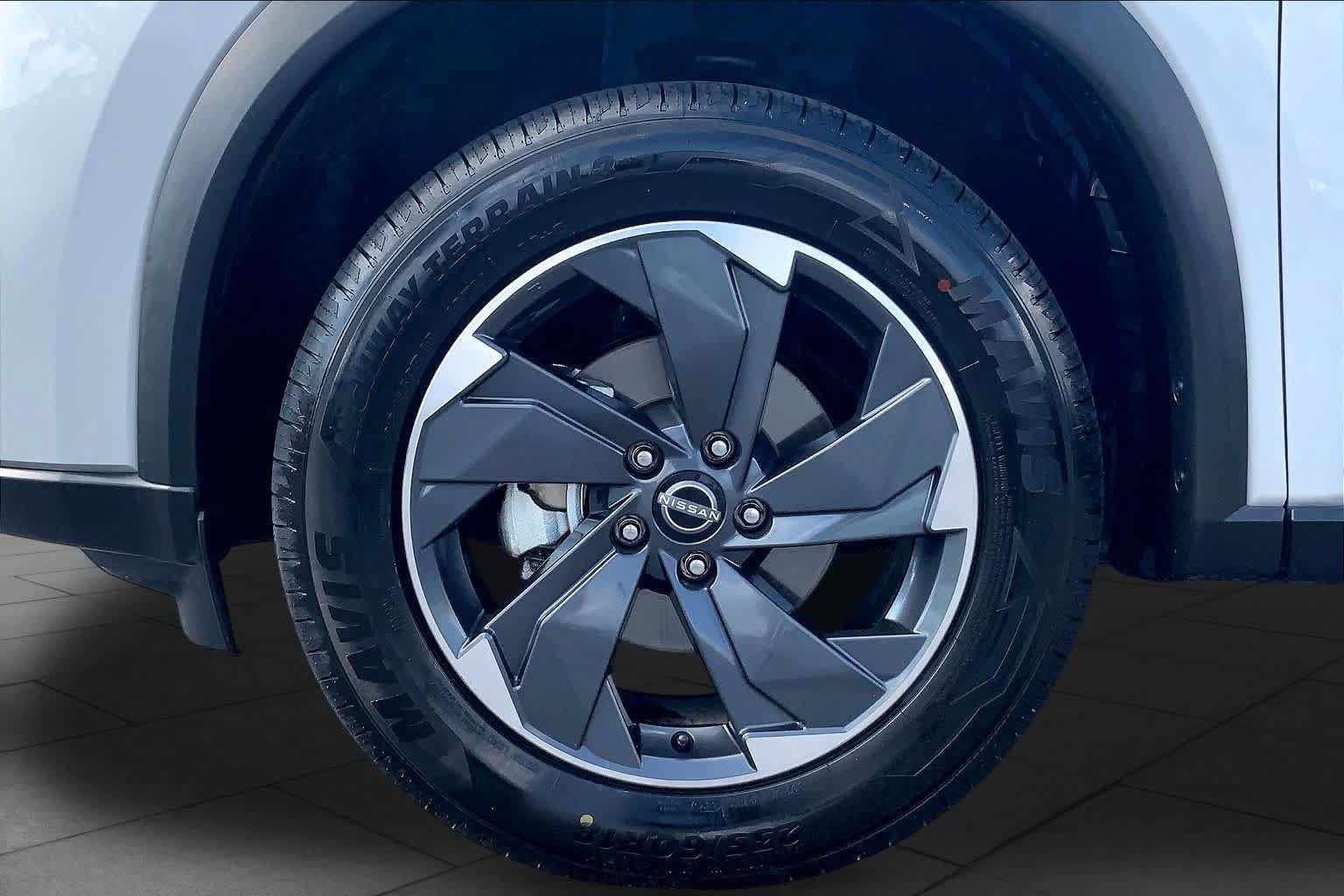 Used 2024 Nissan Rogue SV FWD image 11