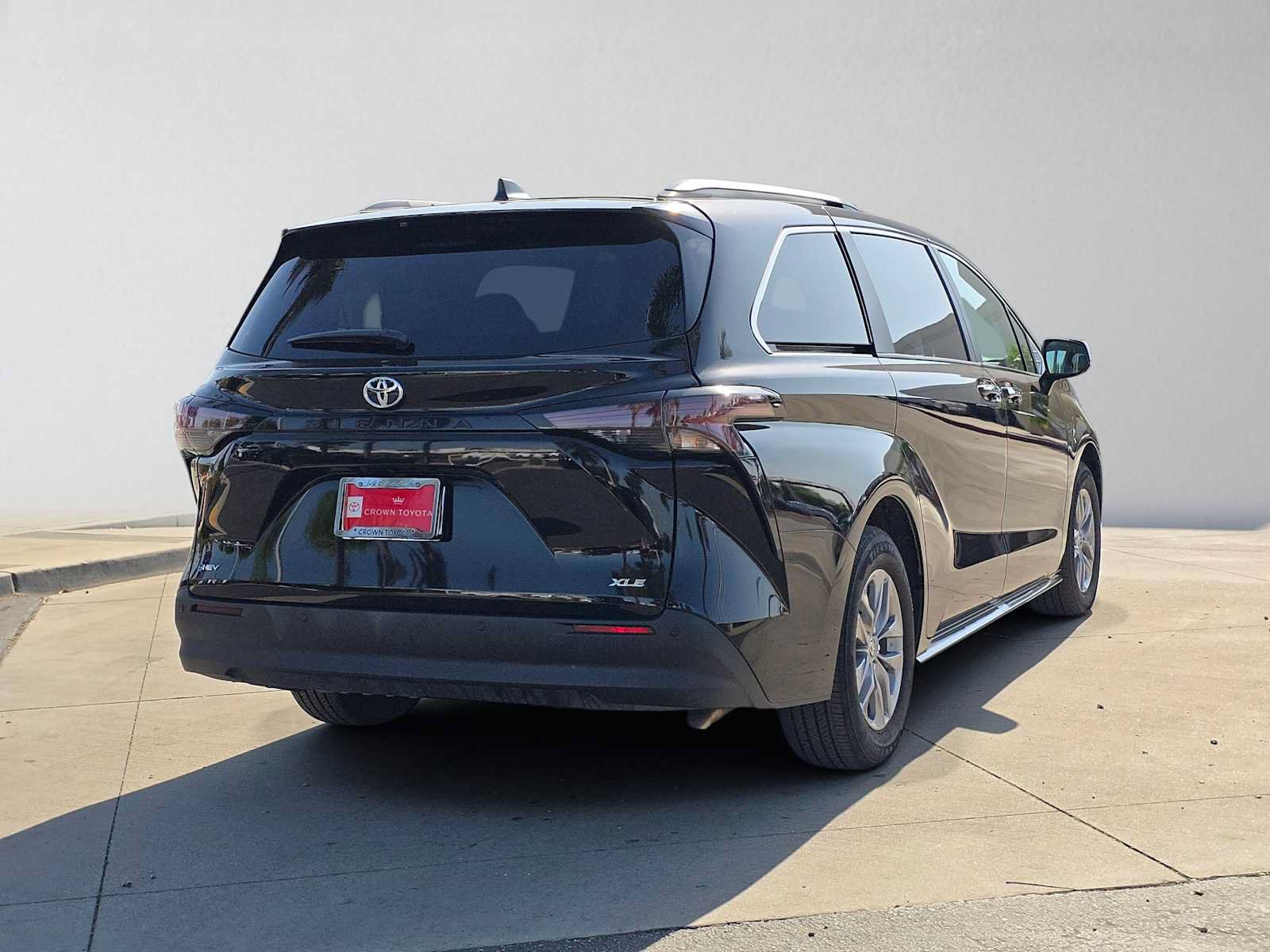 Used 2026 Toyota Sienna XLE FWD image 3