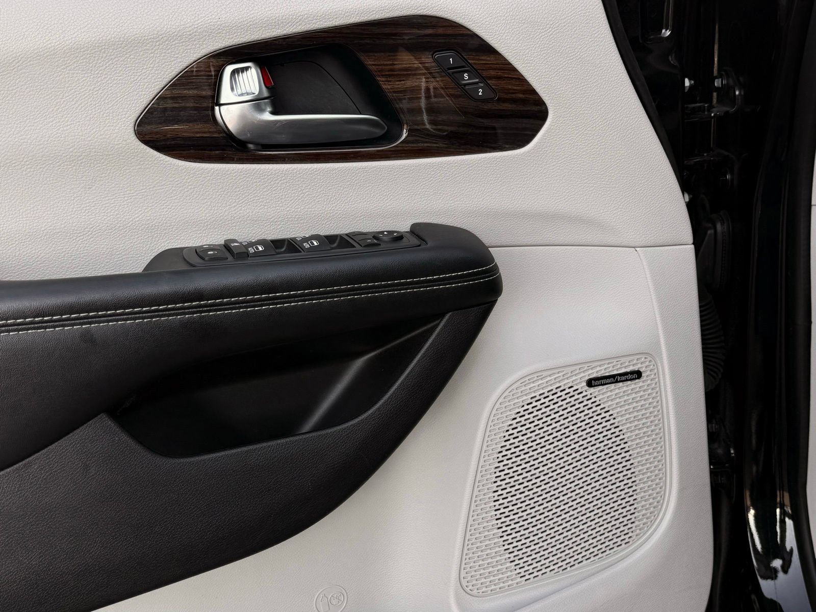 Used 2022 Chrysler Pacifica Limited FWD image 16