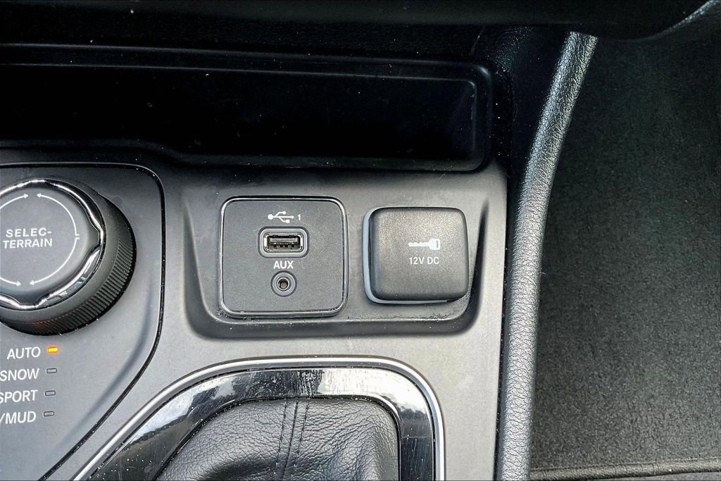 Used 2023 Jeep Cherokee Altitude Lux image 32