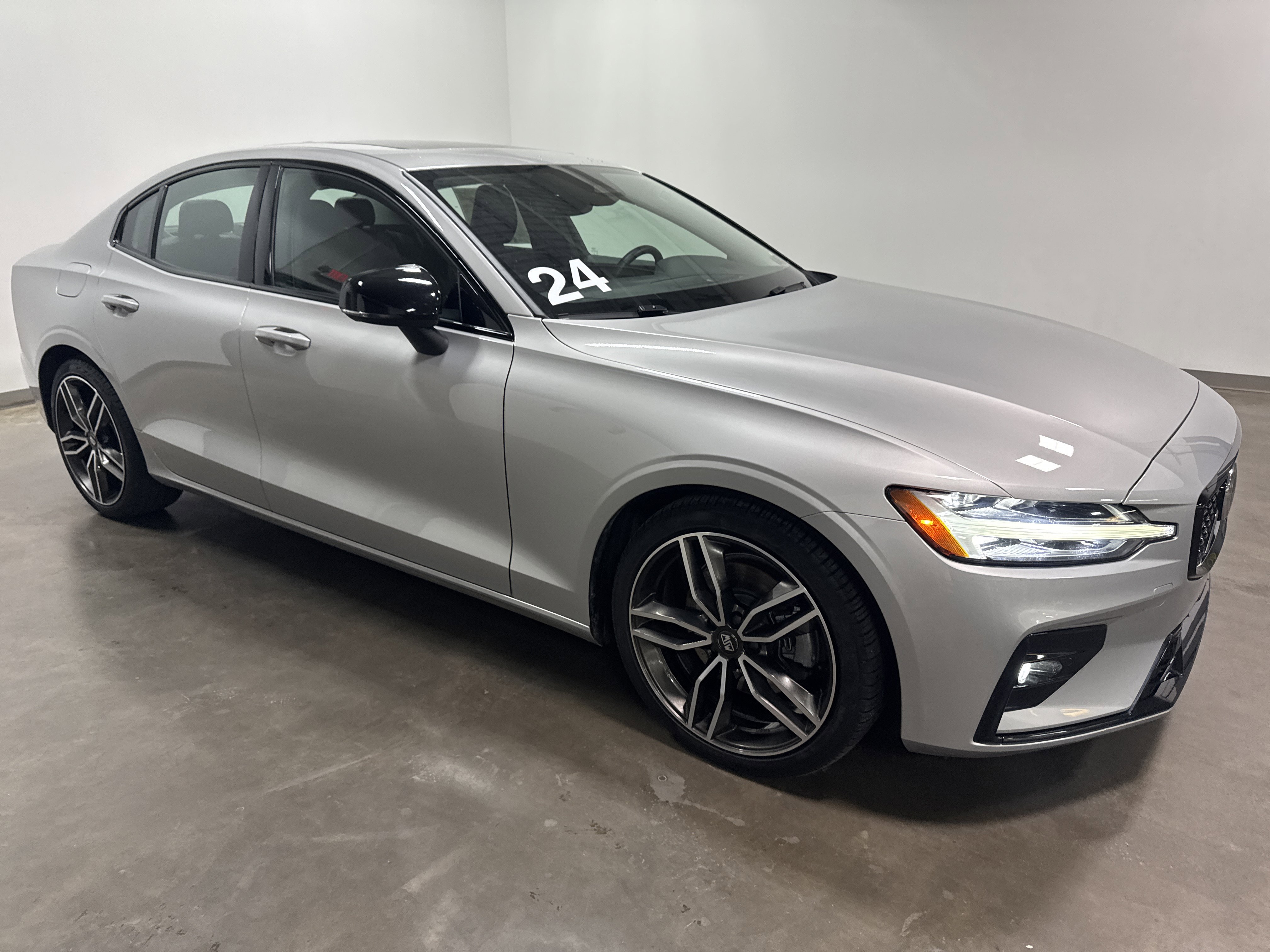 Used 2024 Volvo S60 B5 Core AWD/4WD image 2