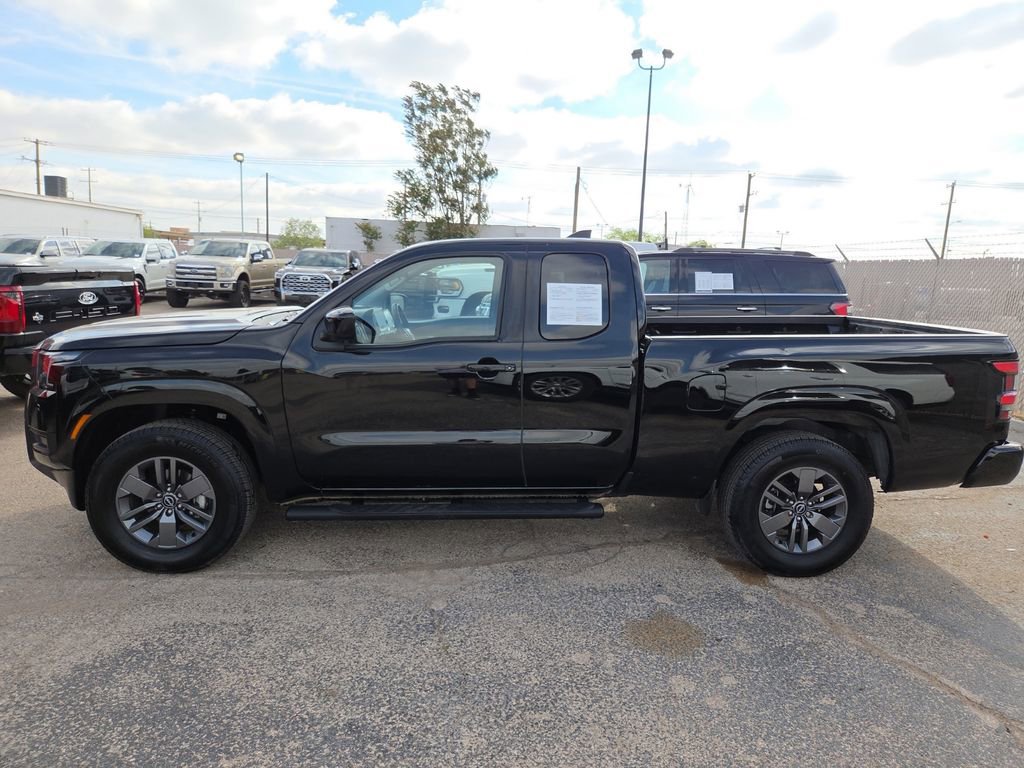 Used 2025 Nissan Frontier SV image 2