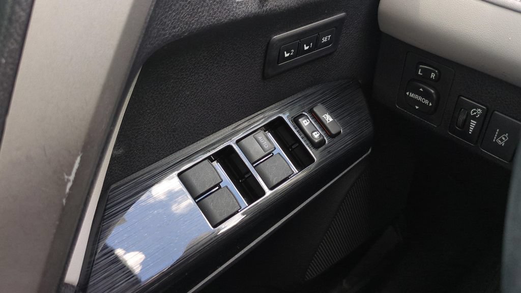Used 2017 Toyota RAV4 Limited FWD image 19
