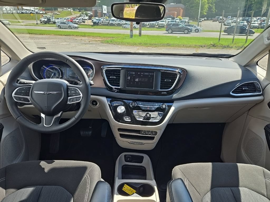 Used 2023 Chrysler Voyager LX FWD image 3