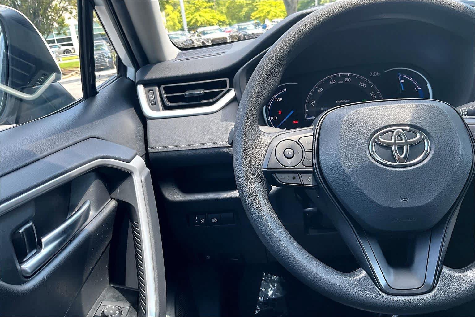 Used 2025 Toyota RAV4 XLE AWD/4WD image 23