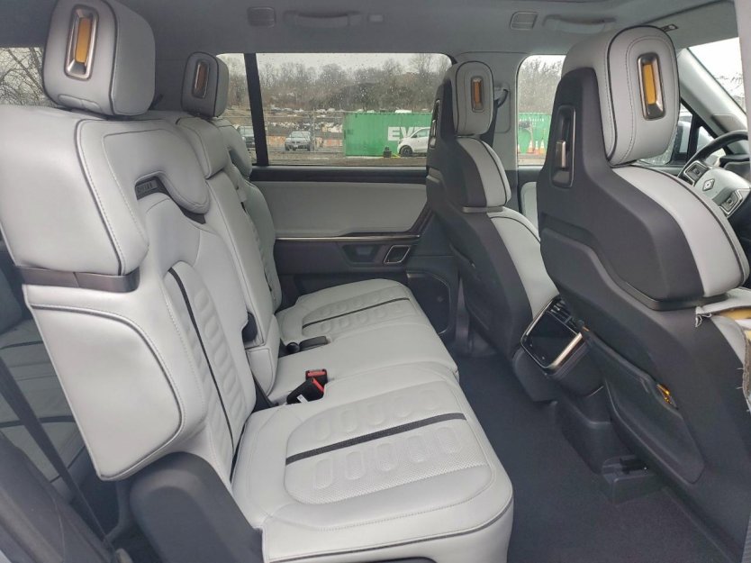 Used 2023 Rivian R1S Adventure image 9