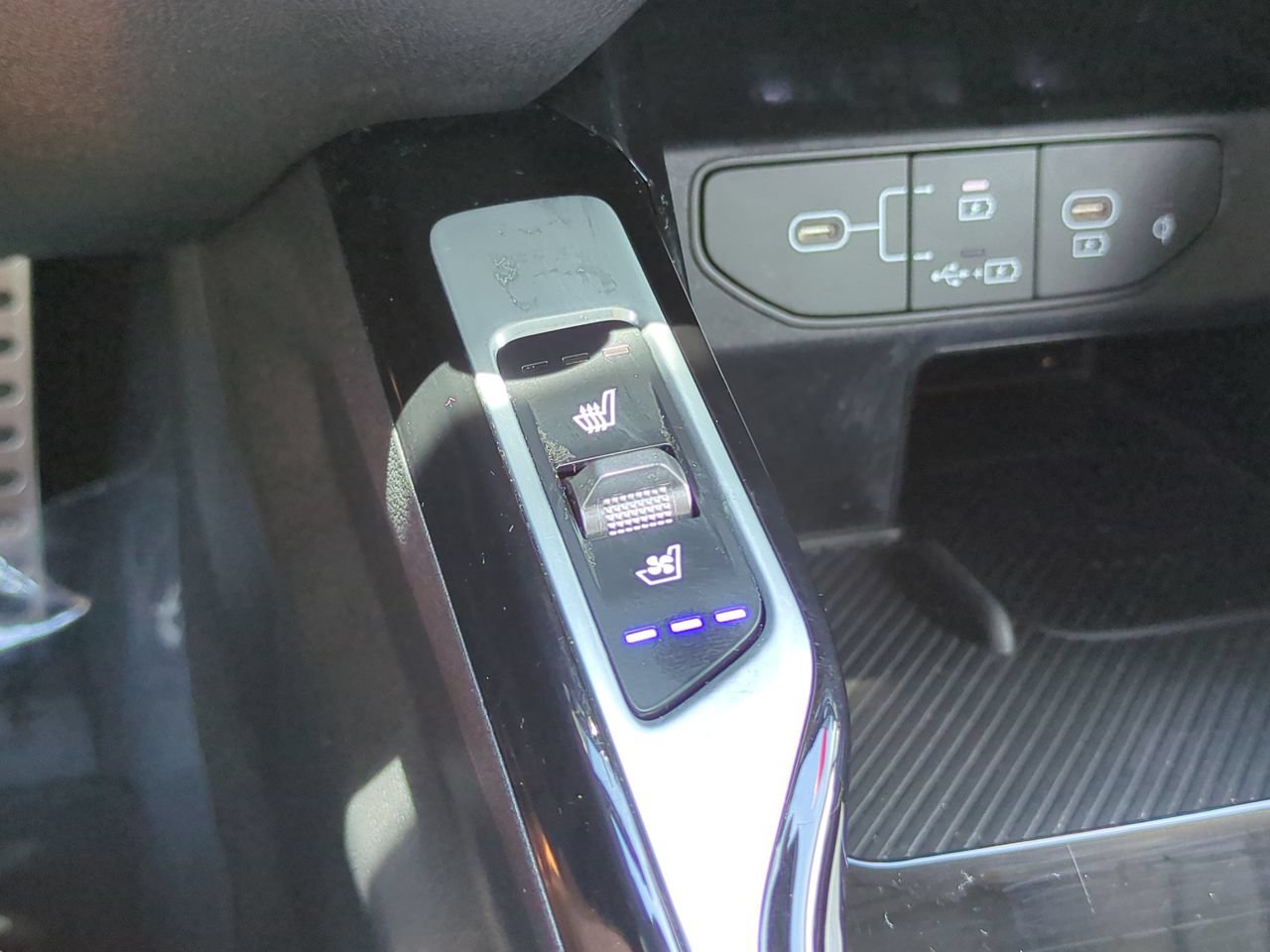 Certified 2025 Kia Sorento SX FWD image 18