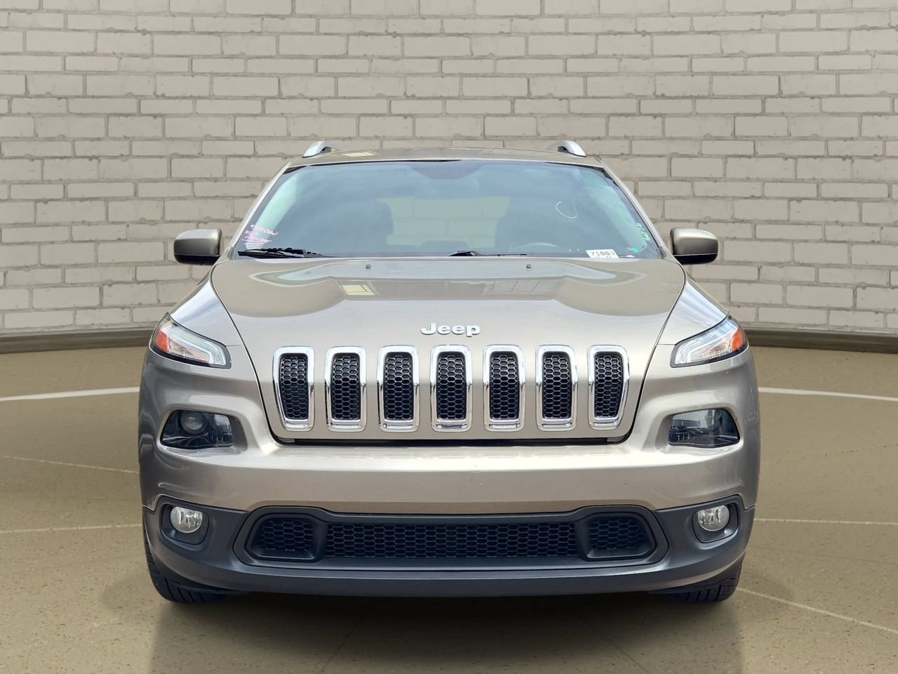 Used 2017 Jeep Cherokee Latitude FWD image 2