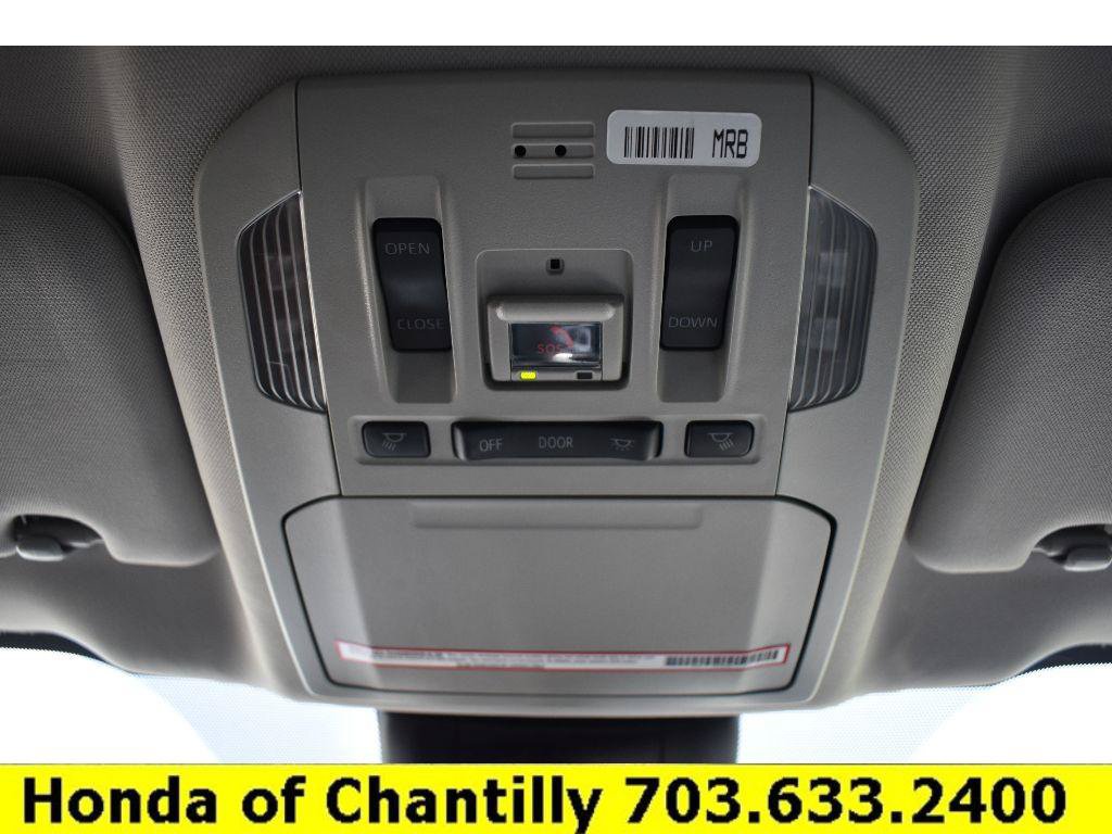 Used 2022 Toyota Highlander XLE AWD/4WD image 19