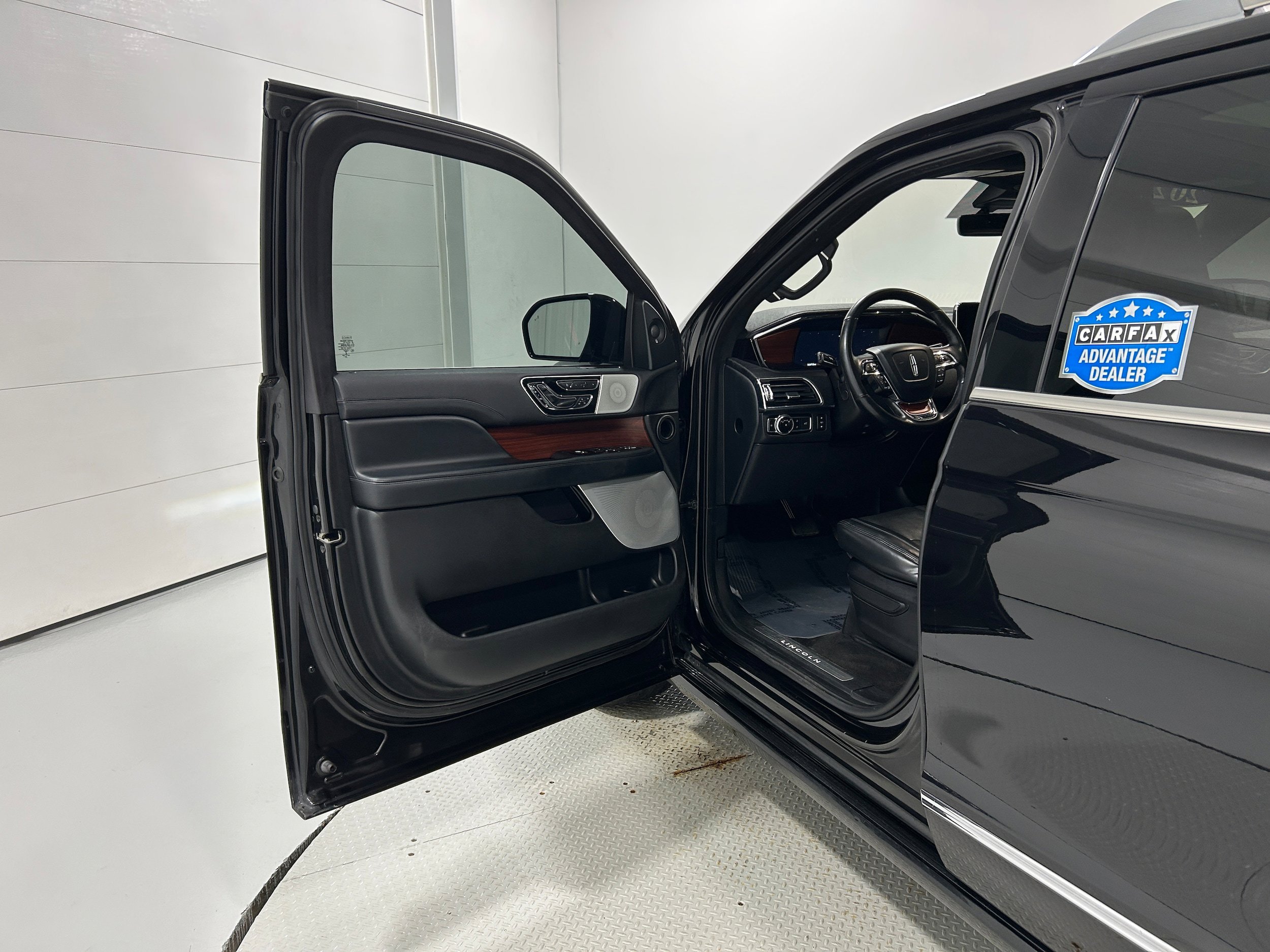 Used 2020 Lincoln Navigator L Reserve w/ Equipment Group 208A Reserve AWD/4WD image 24