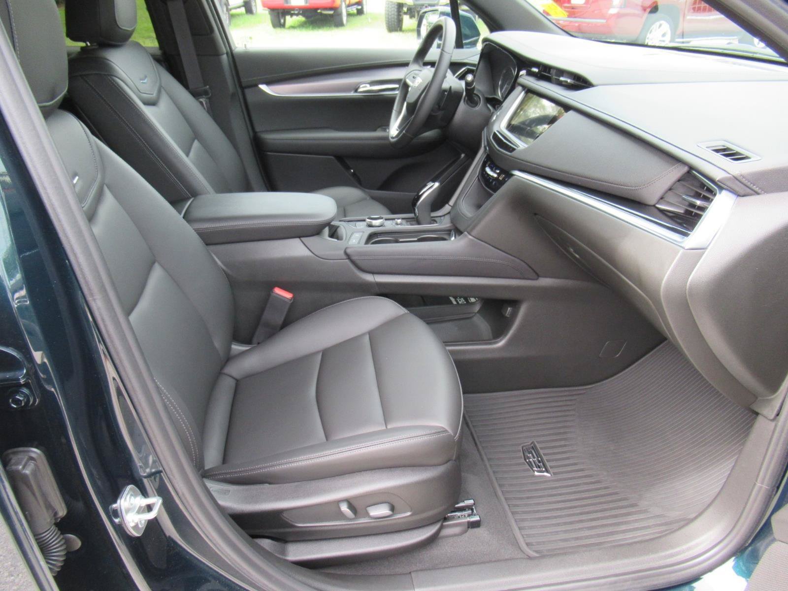 Certified 2025 Cadillac XT6 Luxury FWD image 11