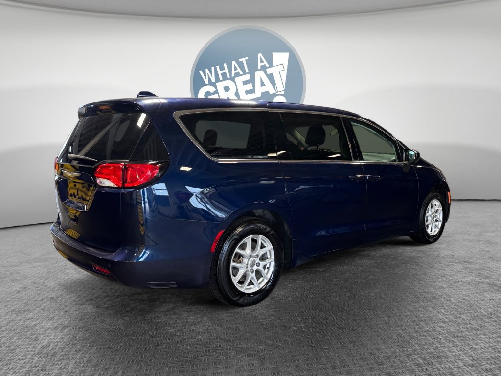 Used 2018 Chrysler Pacifica LX FWD image 3