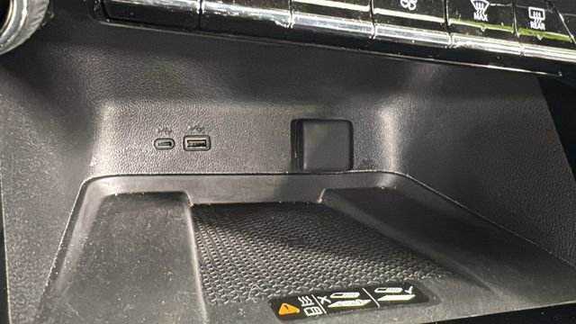 Used 2025 Chevrolet Traverse LT image 30