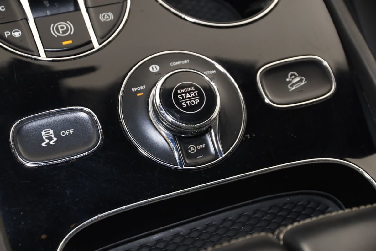 Used 2018 Bentley Bentayga AWD/4WD image 39