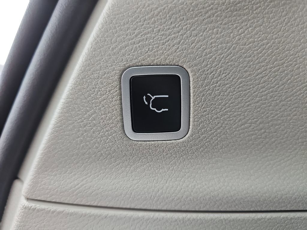 Used 2024 Chrysler Pacifica Touring-L image 14