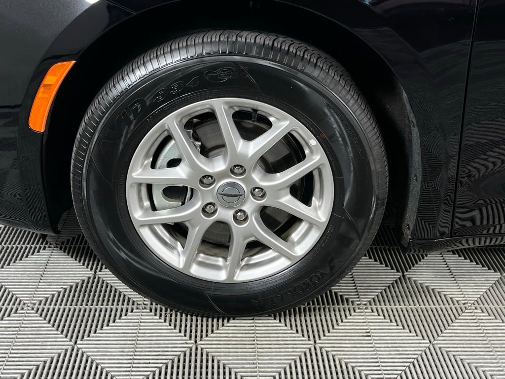 Used 2025 Chrysler Pacifica Select image 12