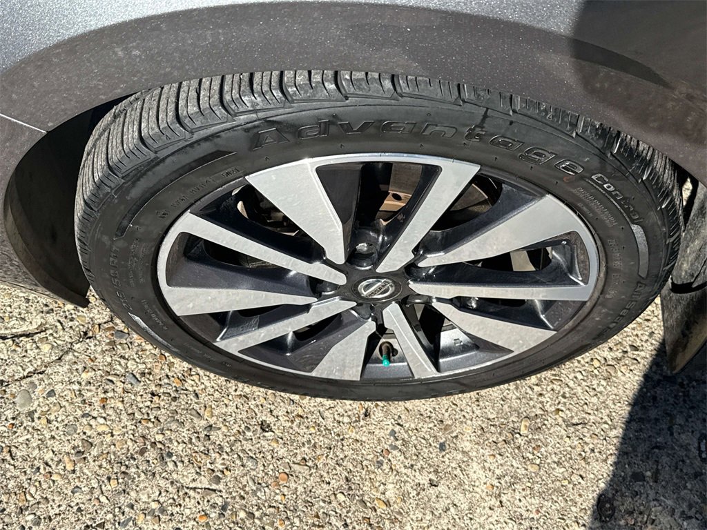 Used 2021 Nissan Sentra SV w/ SV Premium Package image 6