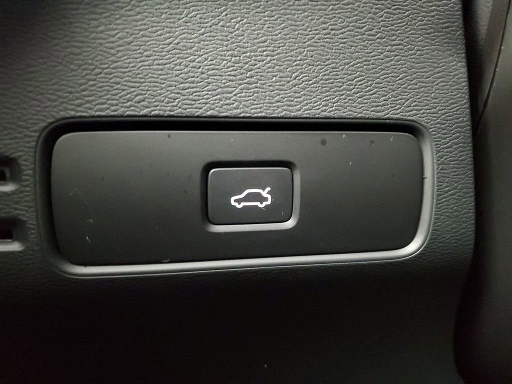 Used 2023 Volvo C40 P8 Recharge Plus image 37