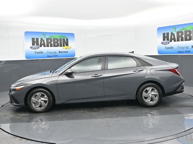 Used 2025 Hyundai Elantra SE image 2