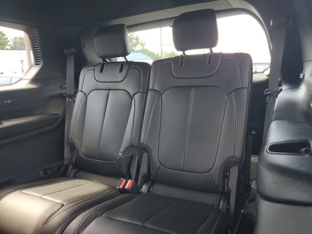 Certified 2025 Jeep Grand Cherokee L Limited w/ Black Appearance Package AWD/4WD image 17