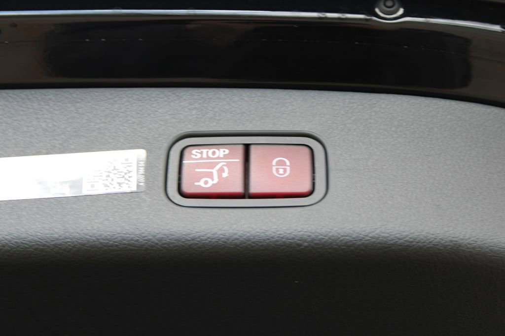 Used 2025 Mercedes-Benz GLC 300 4MATIC image 29