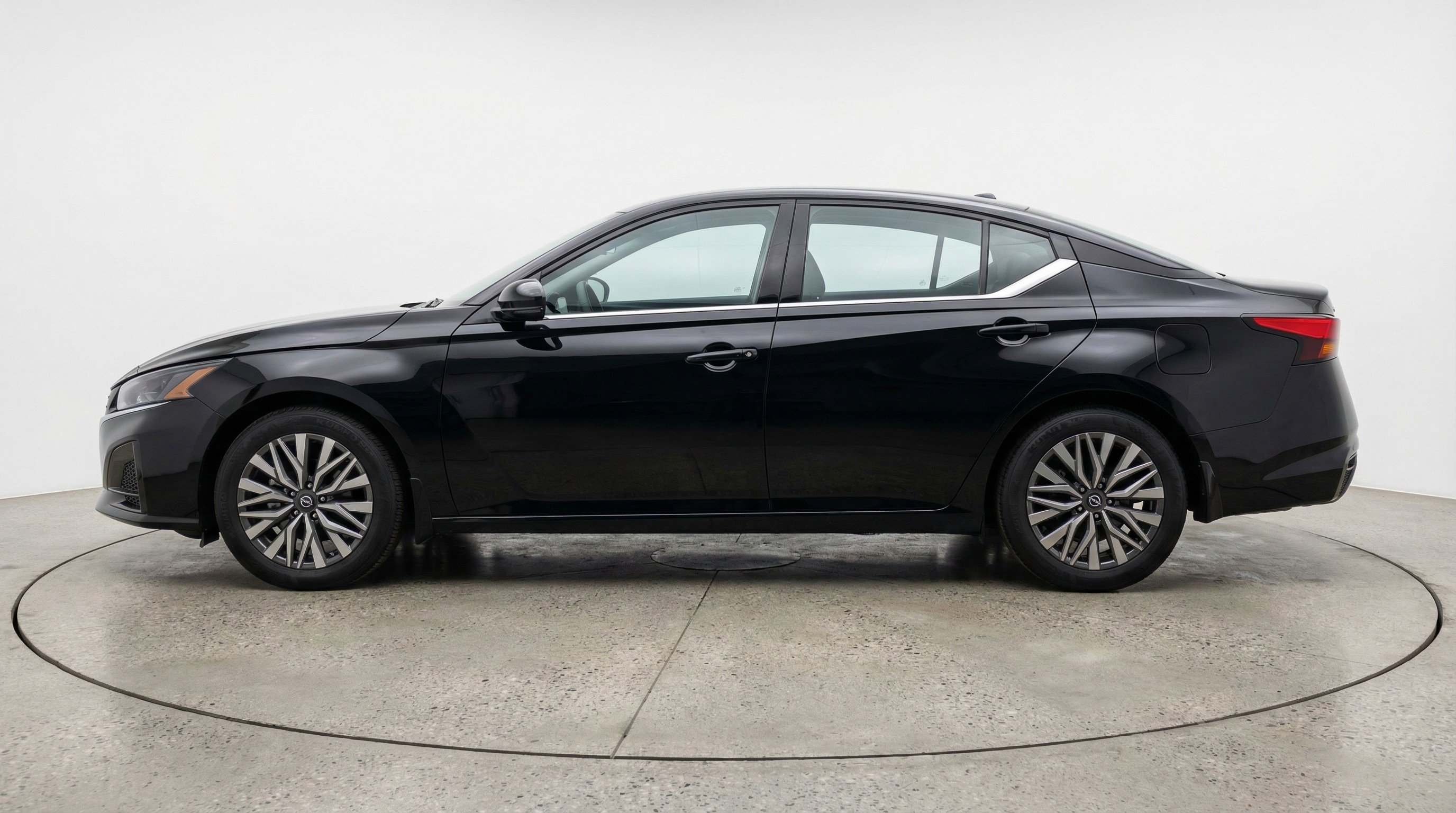Used 2025 Nissan Altima 2.5 SV image 5
