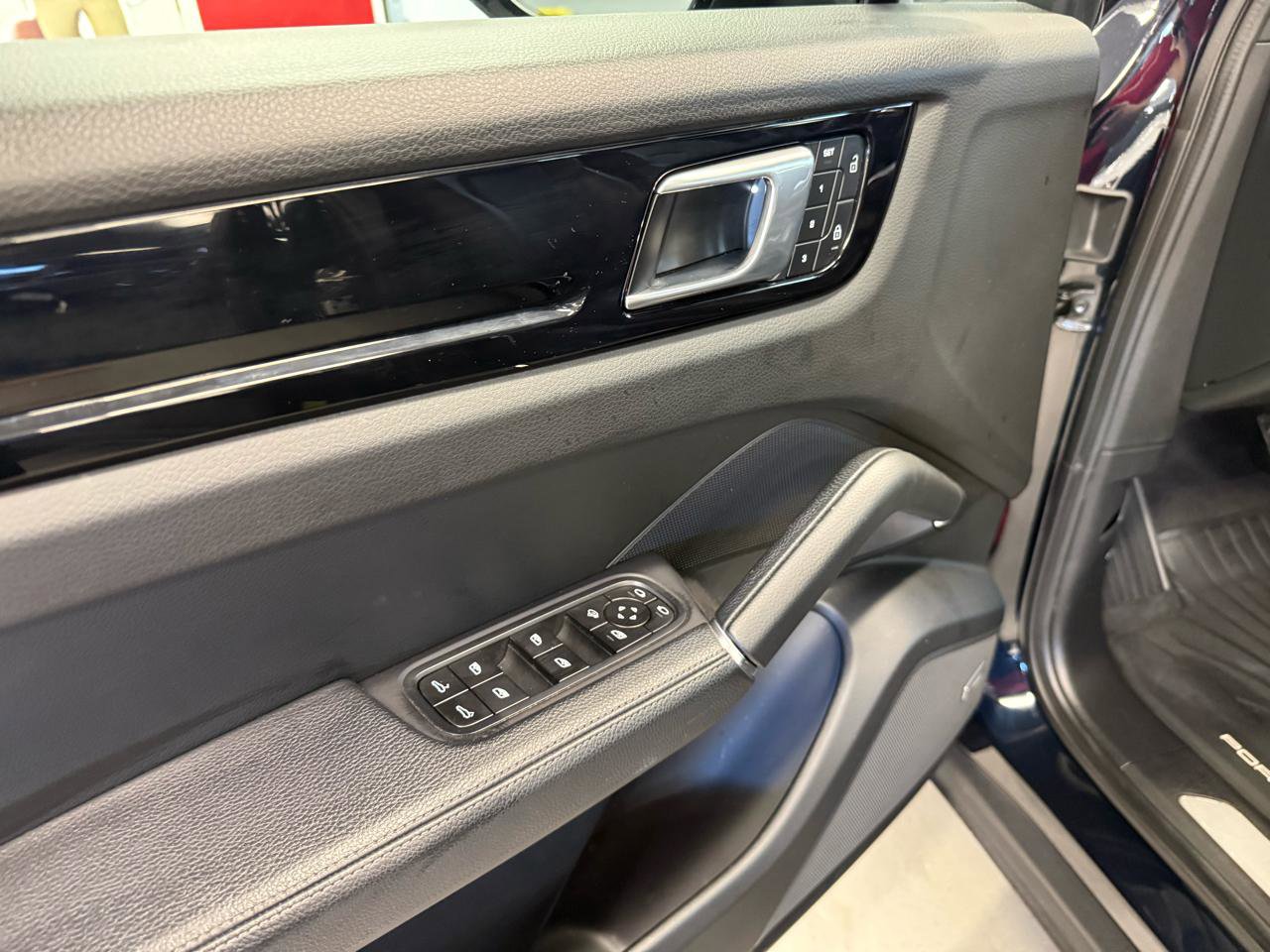 Used 2022 Porsche Cayenne Platinum Edition AWD/4WD image 30
