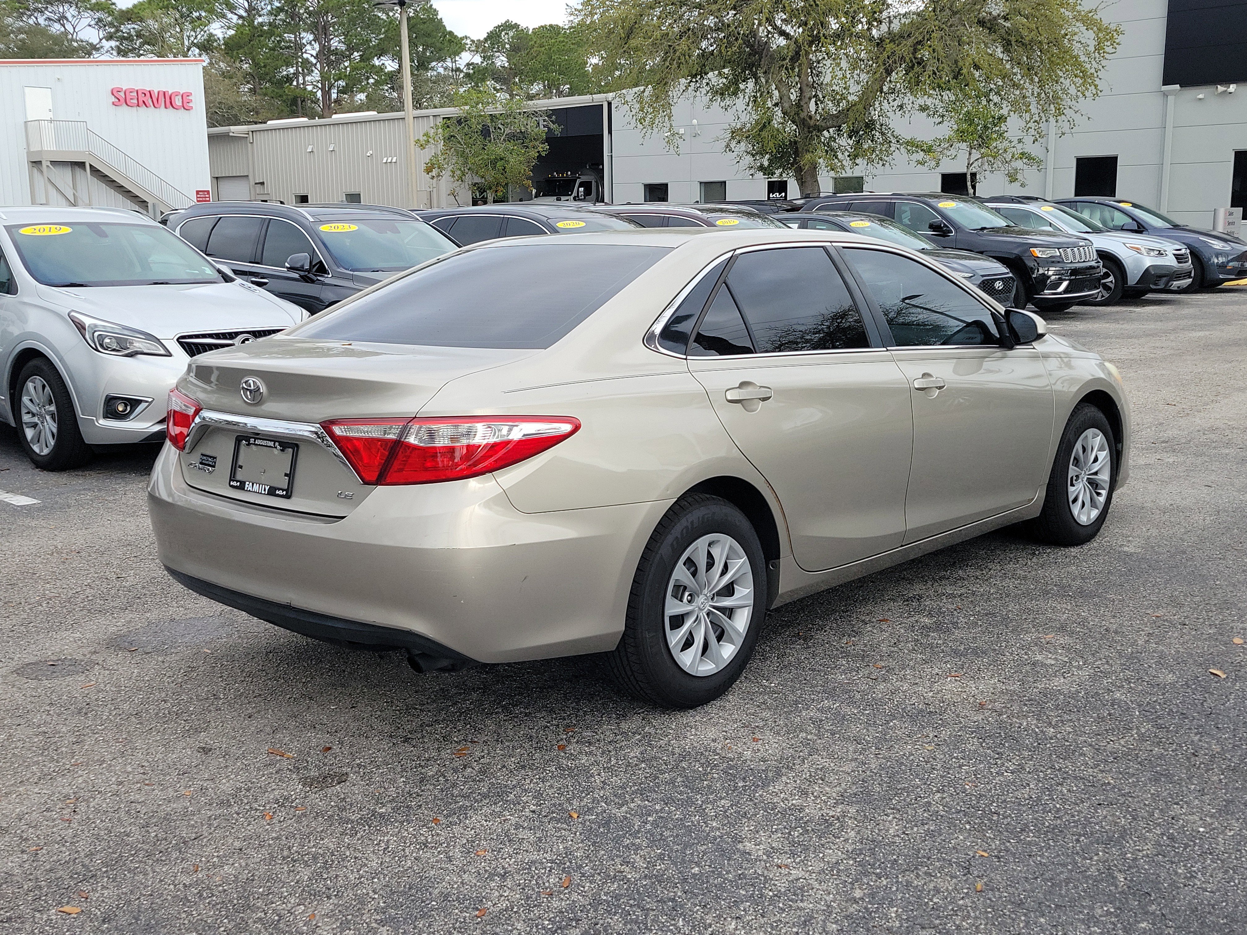 Used 2015 Toyota Camry LE image 6