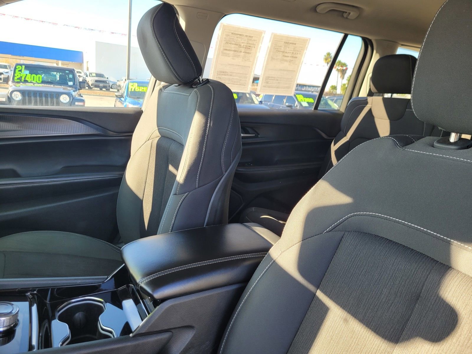 Used 2023 Jeep Grand Cherokee L Laredo image 17