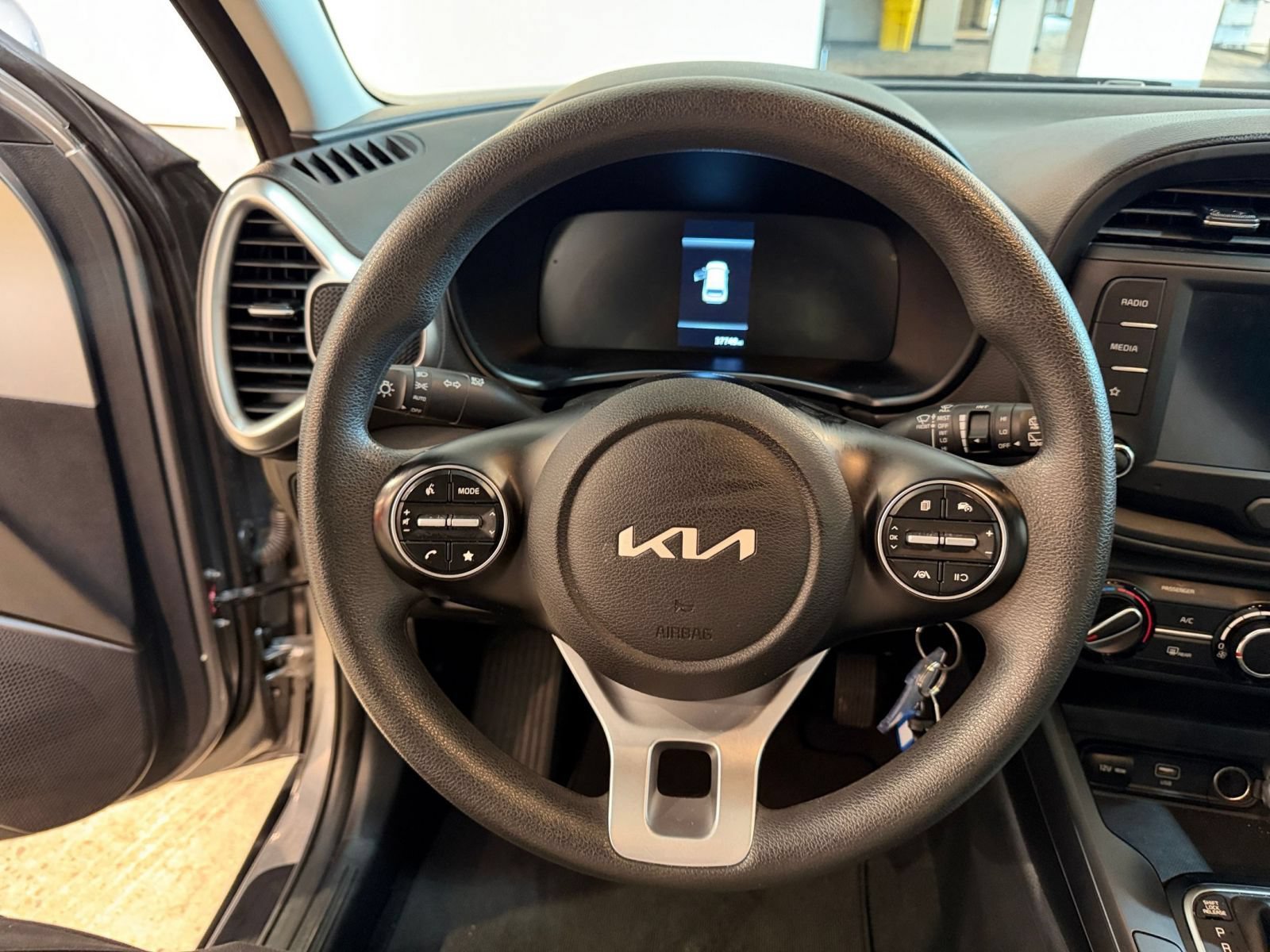 Used 2025 Kia Soul LX w/ LX Technology Package FWD image 26