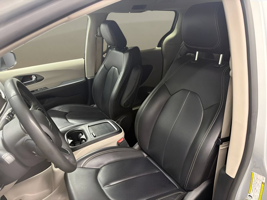 Used 2023 Chrysler Pacifica Touring-L FWD image 15
