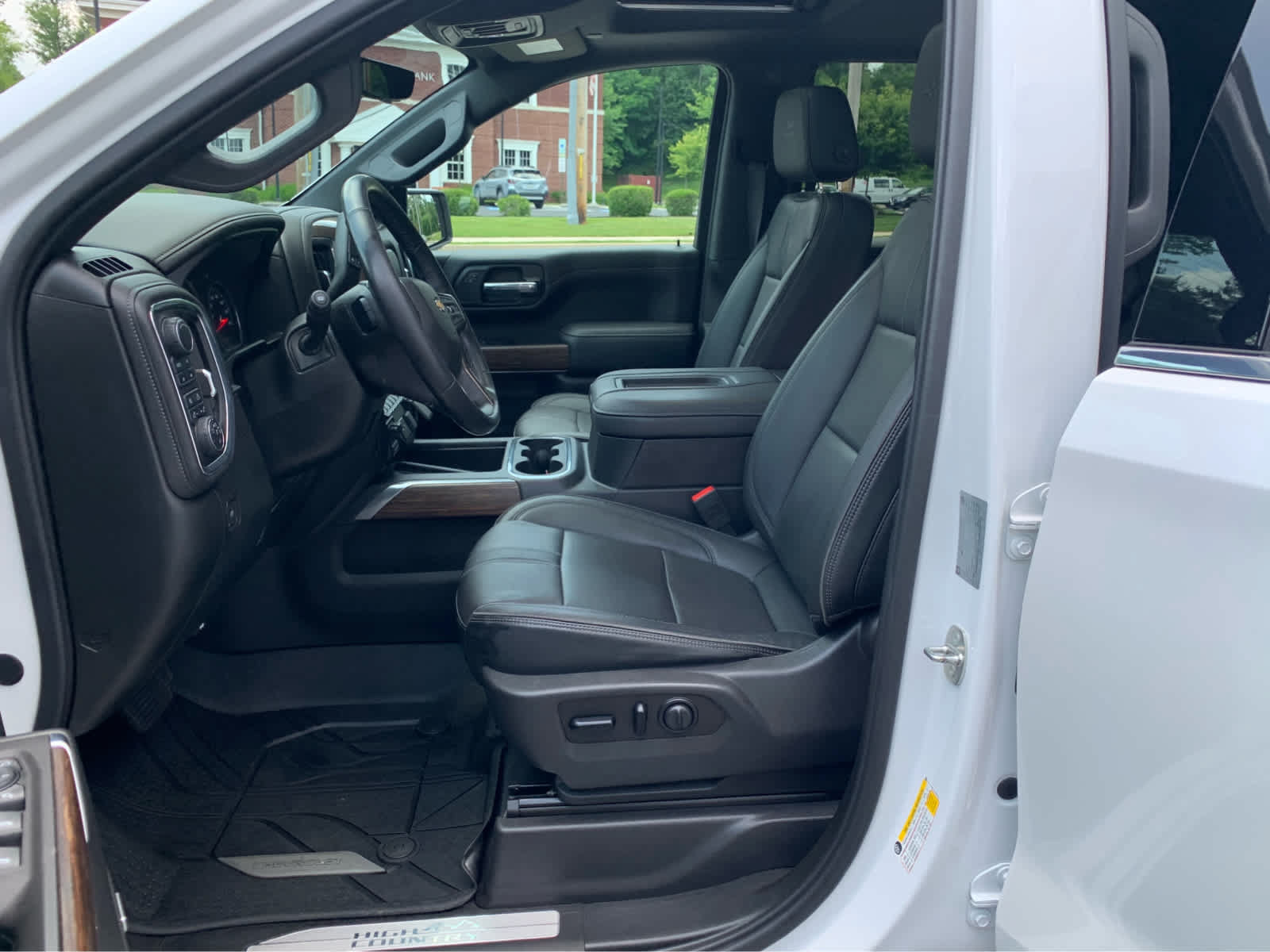 Used 2019 Chevrolet Silverado 1500 High Country w/ Technology Package AWD/4WD image 10