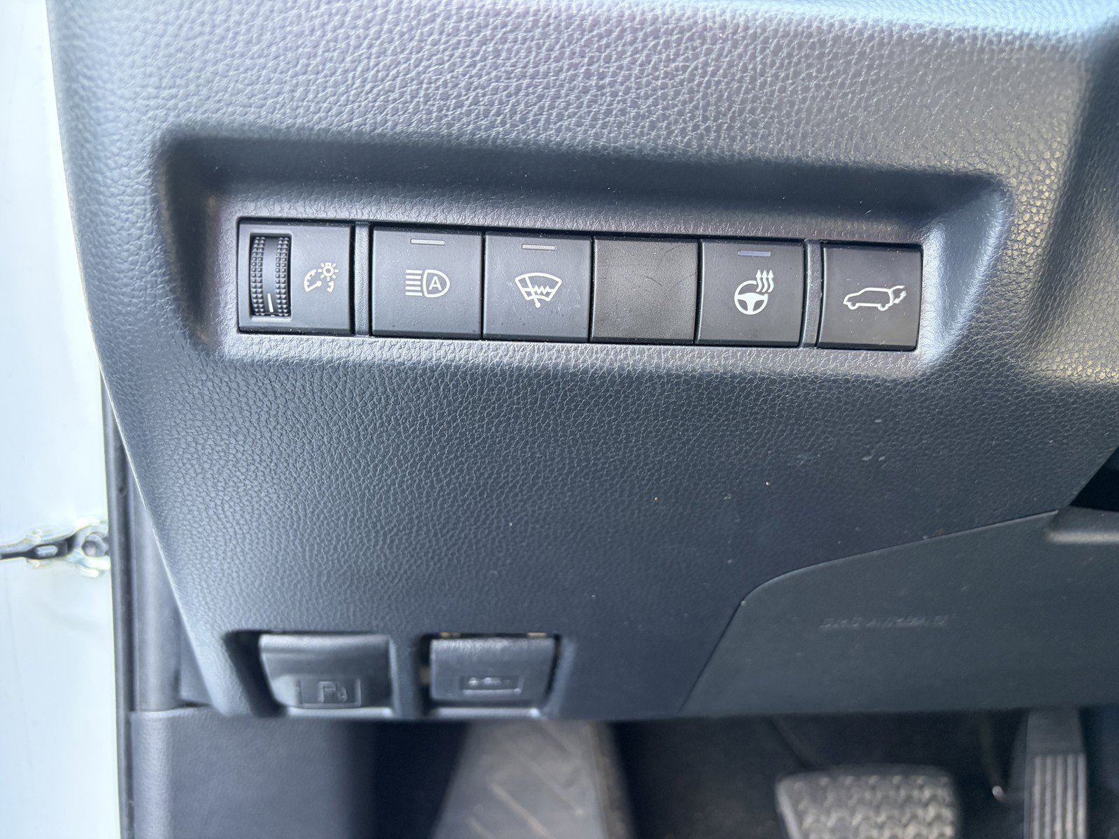 Used 2020 Toyota RAV4 XLE Premium AWD/4WD image 25