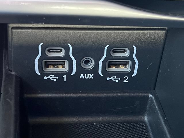 Used 2023 Chrysler Pacifica Limited FWD image 33