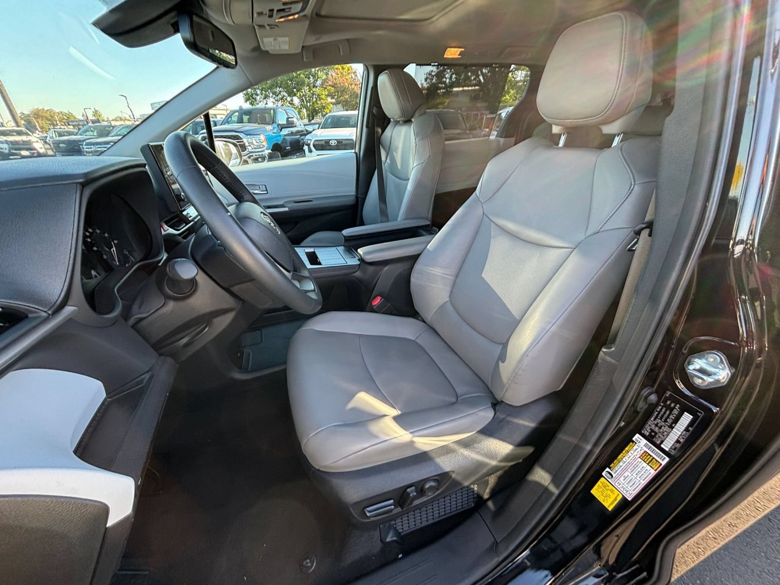Used 2025 Toyota Sienna XLE FWD image 39