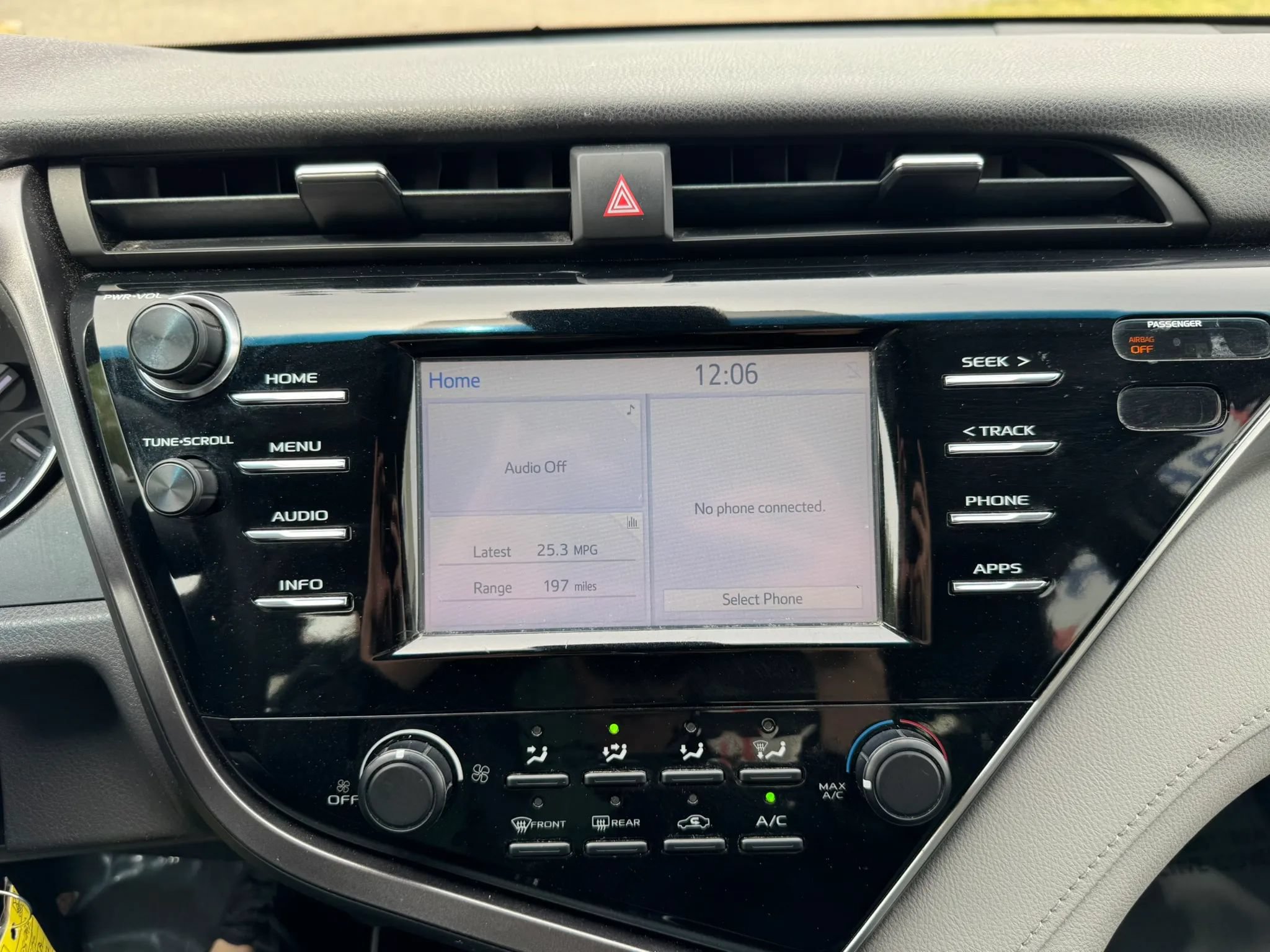 Used 2018 Toyota Camry LE FWD image 25