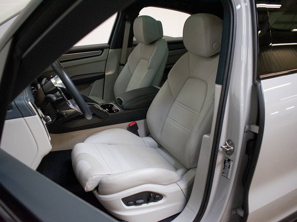 Certified 2023 Porsche Cayenne Platinum Edition image 5