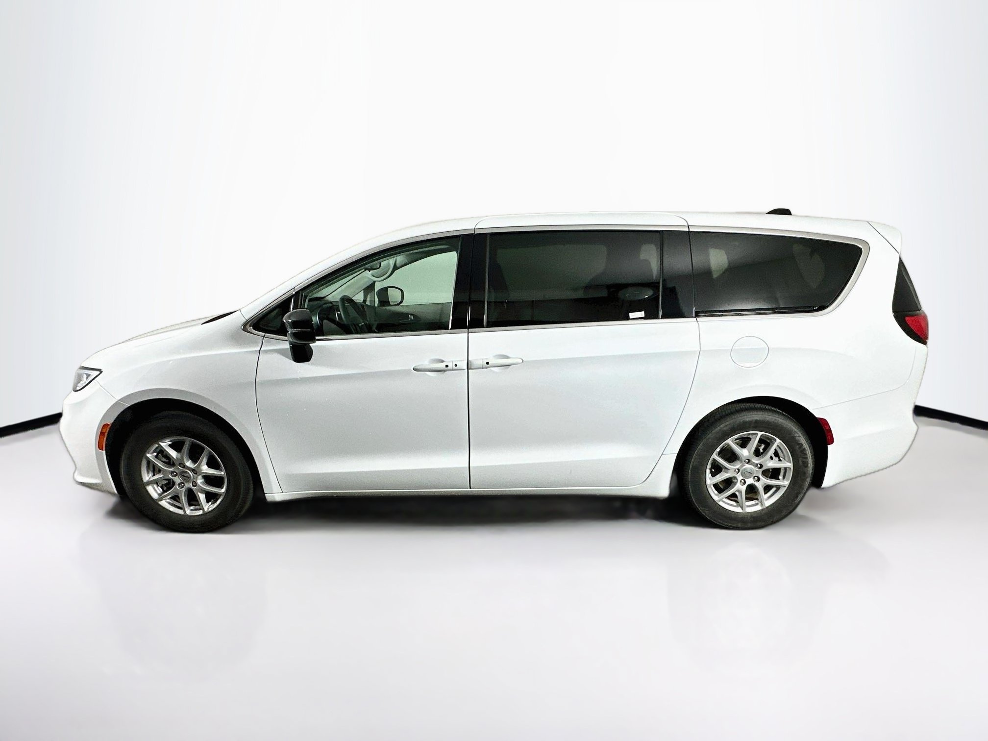 Used 2024 Chrysler Pacifica Touring-L FWD image 4