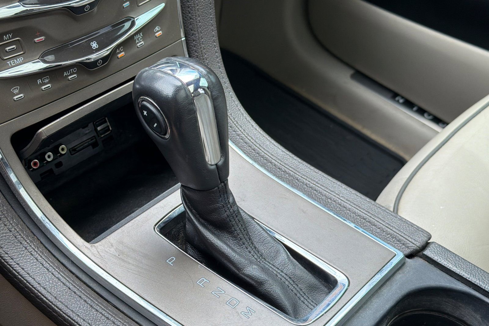Used 2012 Lincoln MKX AWD image 19