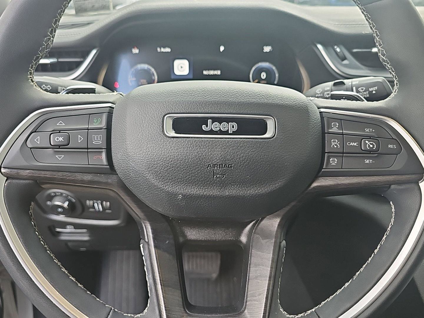 Used 2023 Jeep Grand Cherokee Limited w/ Black Appearance Package AWD/4WD image 12