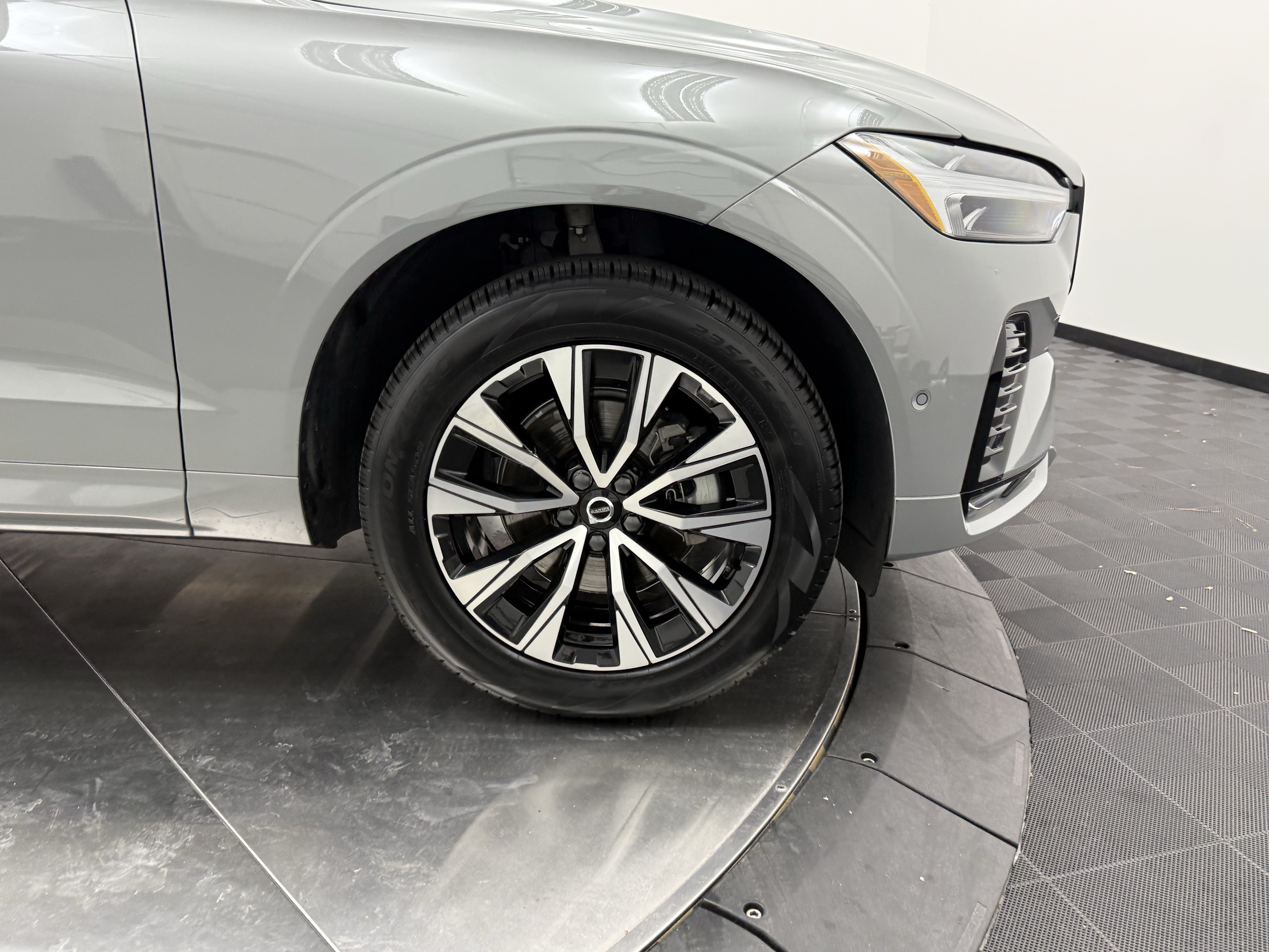 Certified 2024 Volvo XC60 B5 Plus w/ Protection Package AWD/4WD image 9