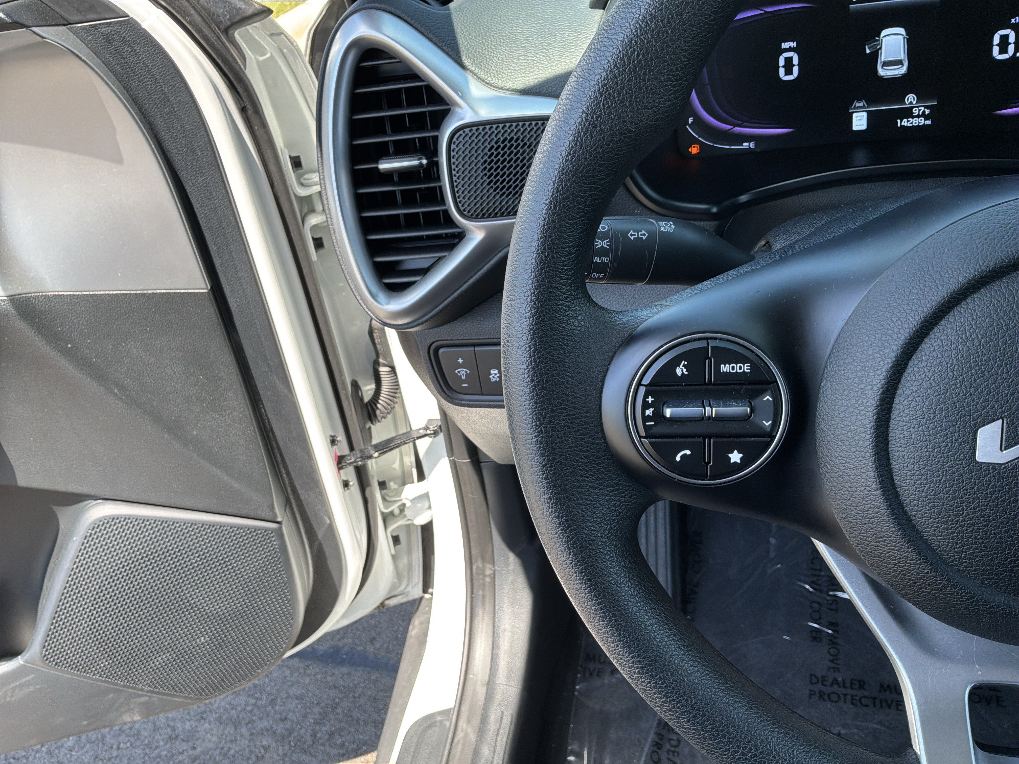 Used 2025 Kia Soul LX w/ LX Technology Package FWD image 19