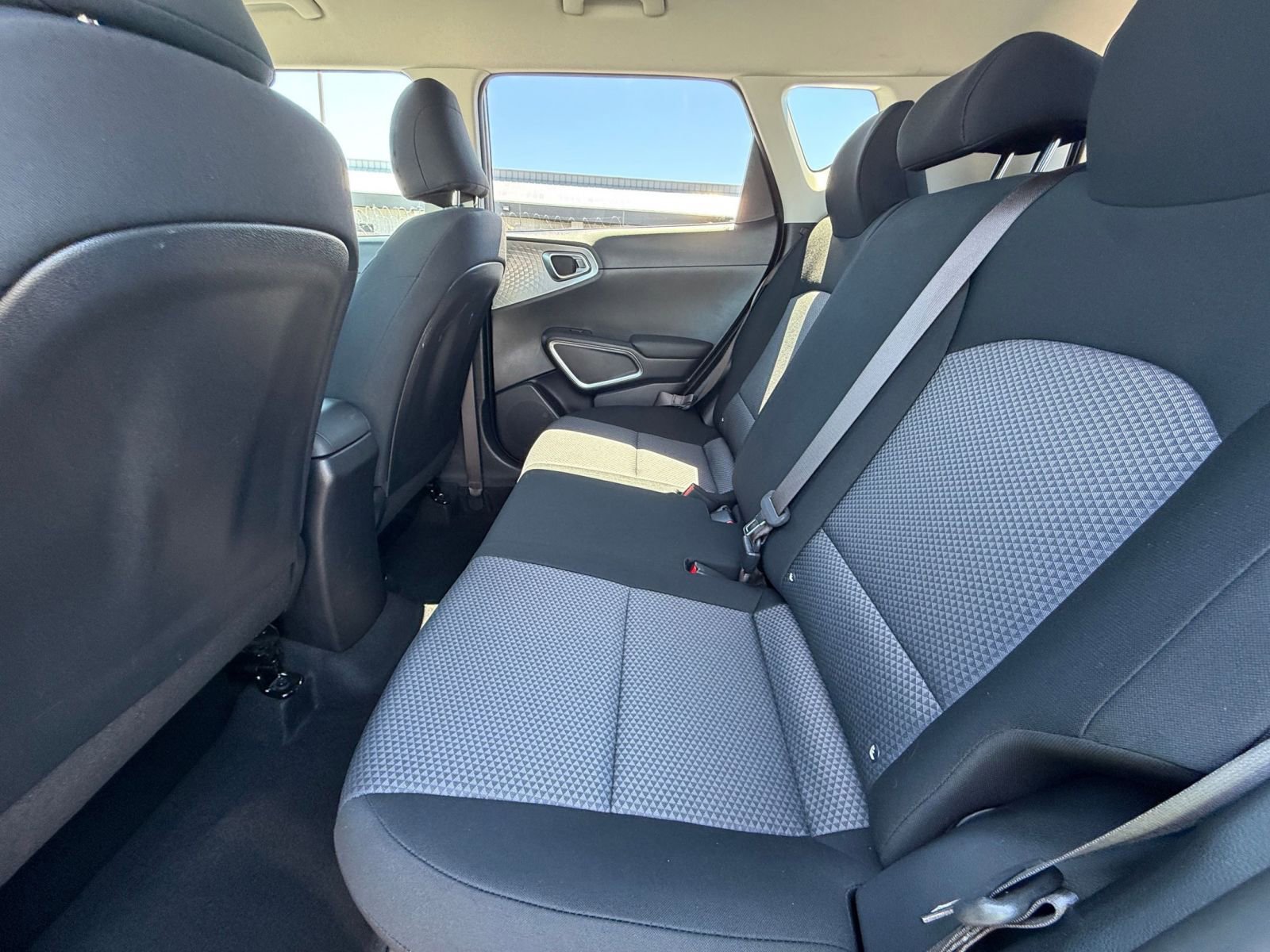 Used 2025 Kia Soul LX w/ LX Technology Package FWD image 23