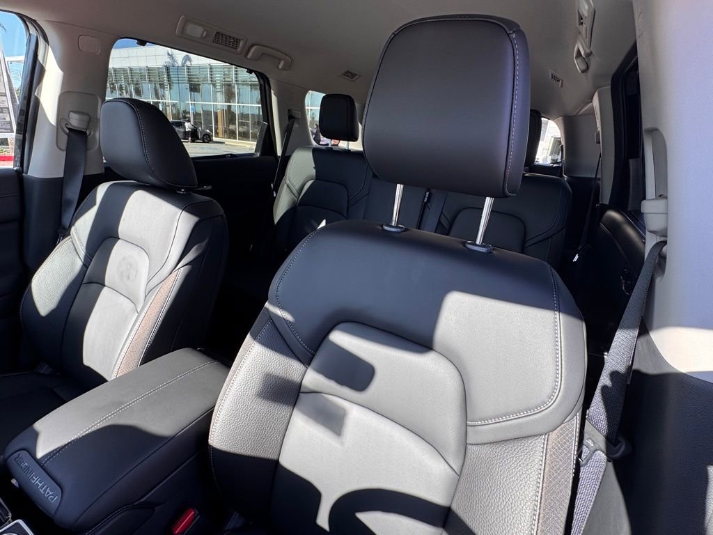 New 2025 Nissan Pathfinder SL image 10