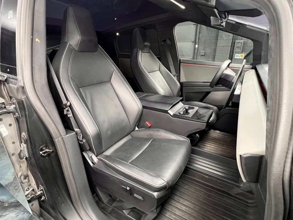 Used 2024 Tesla Cybertruck AWD Crew Cab image 4