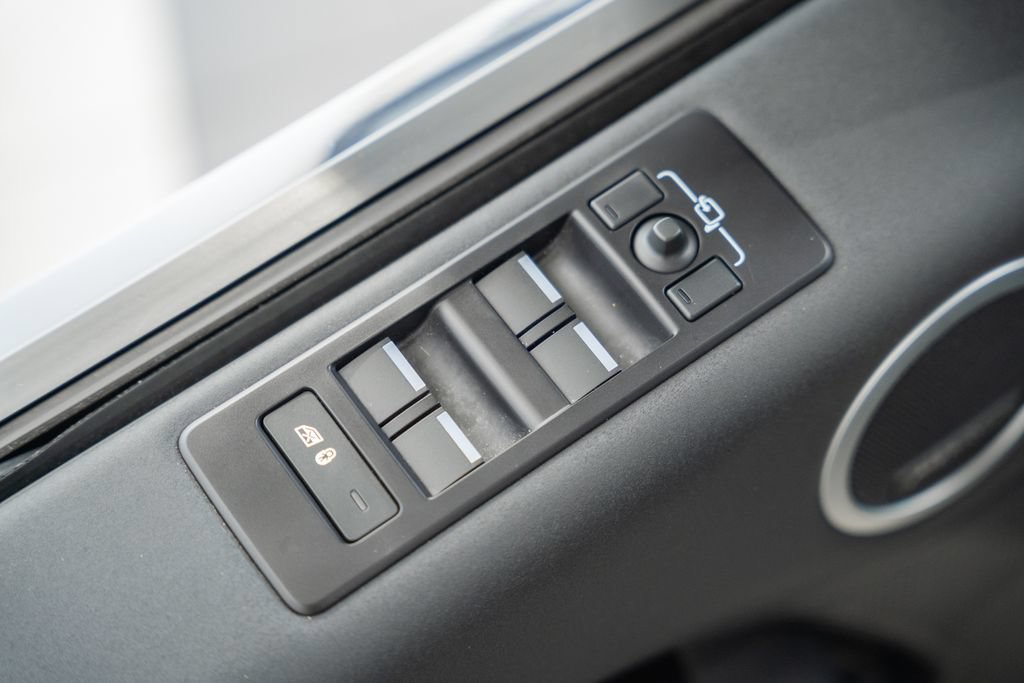 Used 2024 Land Rover Discovery S AWD/4WD image 37